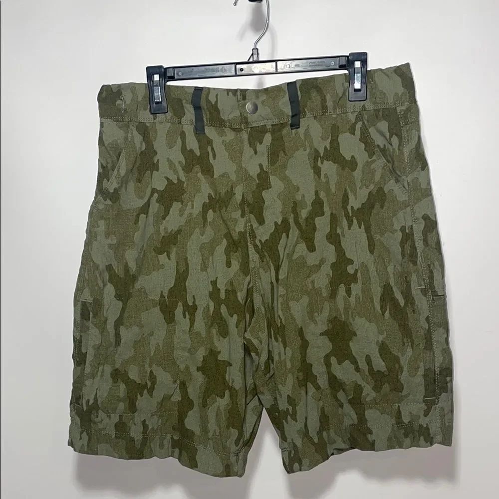 Green Cargo Camouflage Shorts with Relaxed Fit